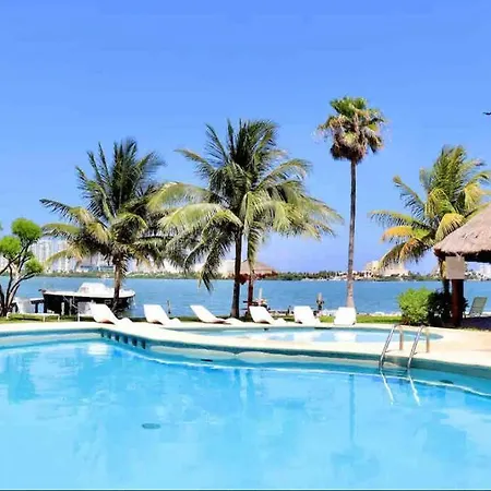 Lagoon-Front House In Hotel Zone Central Location With Easy Access To Top Attractions
